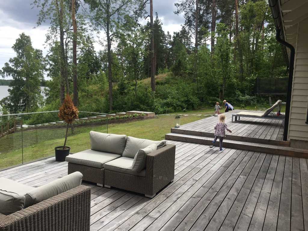Moderni rimoitus ja aita siperian lehtikuusesta